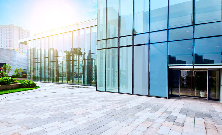 immeuble et baie vitrée stratégie bas-carbone